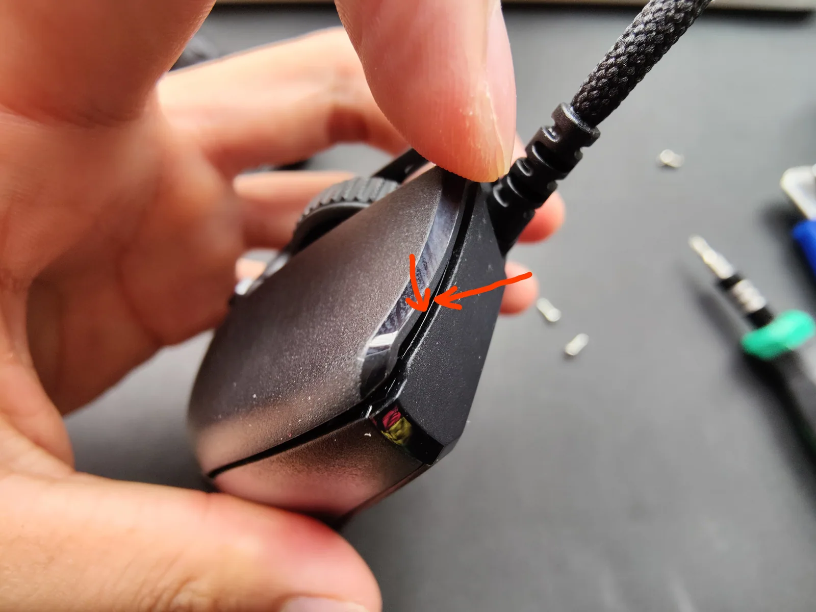 Press at the gap to open the Viper Mini shell